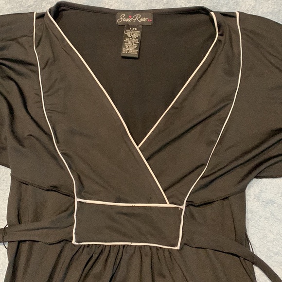 Black Susie top. V neck. Tie in back - Picture 3 of 5